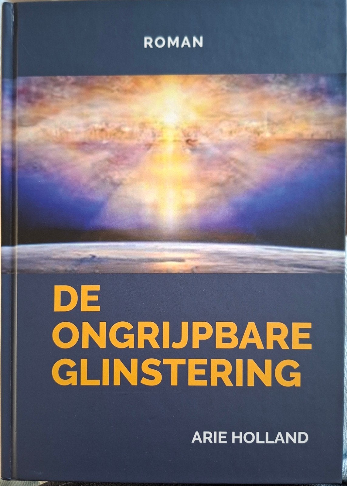 De Ongrijpbare Glinstering - Roman van Arie Holland, Boeken, Romans, Zo goed als nieuw, Nederland, Ophalen of Verzenden