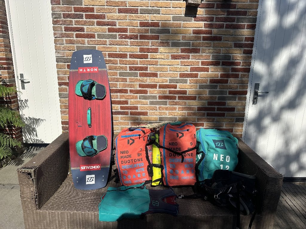 Duotone (7, 9) en North (12) kites of set: kite, bar, board, Watersport en Boten, Kitesurfen, Twintip, 9 m², Ophalen of Verzenden