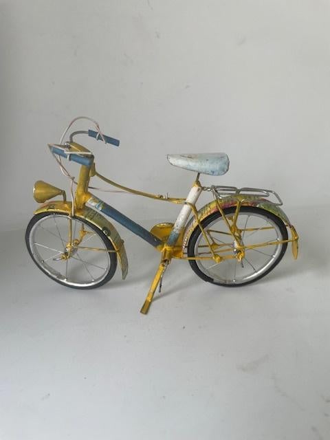 Kleine gele decoratie fiets. Handgemaakt. Township Art., Ophalen