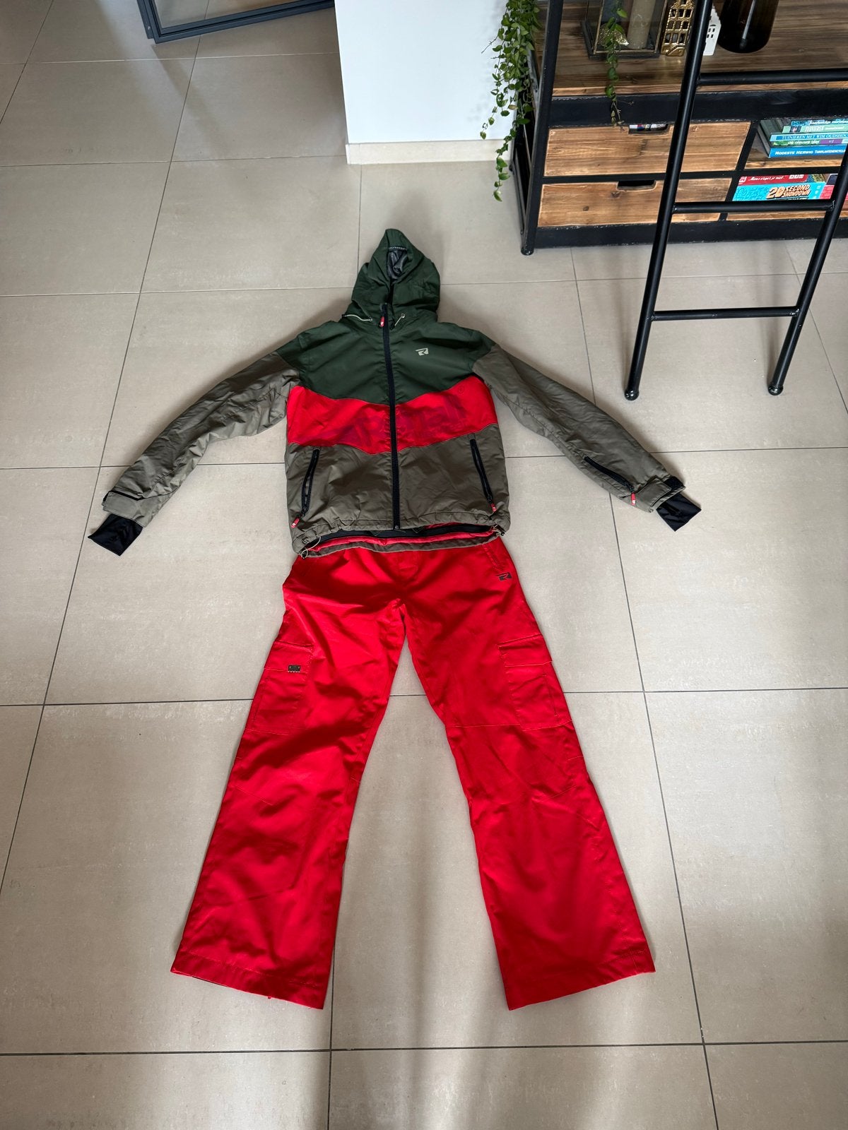 Rehall ski-outfit: jas en twee skibroeken (rood/groen), Kleding | Heren, Ophalen of Verzenden, Gedragen, Pak