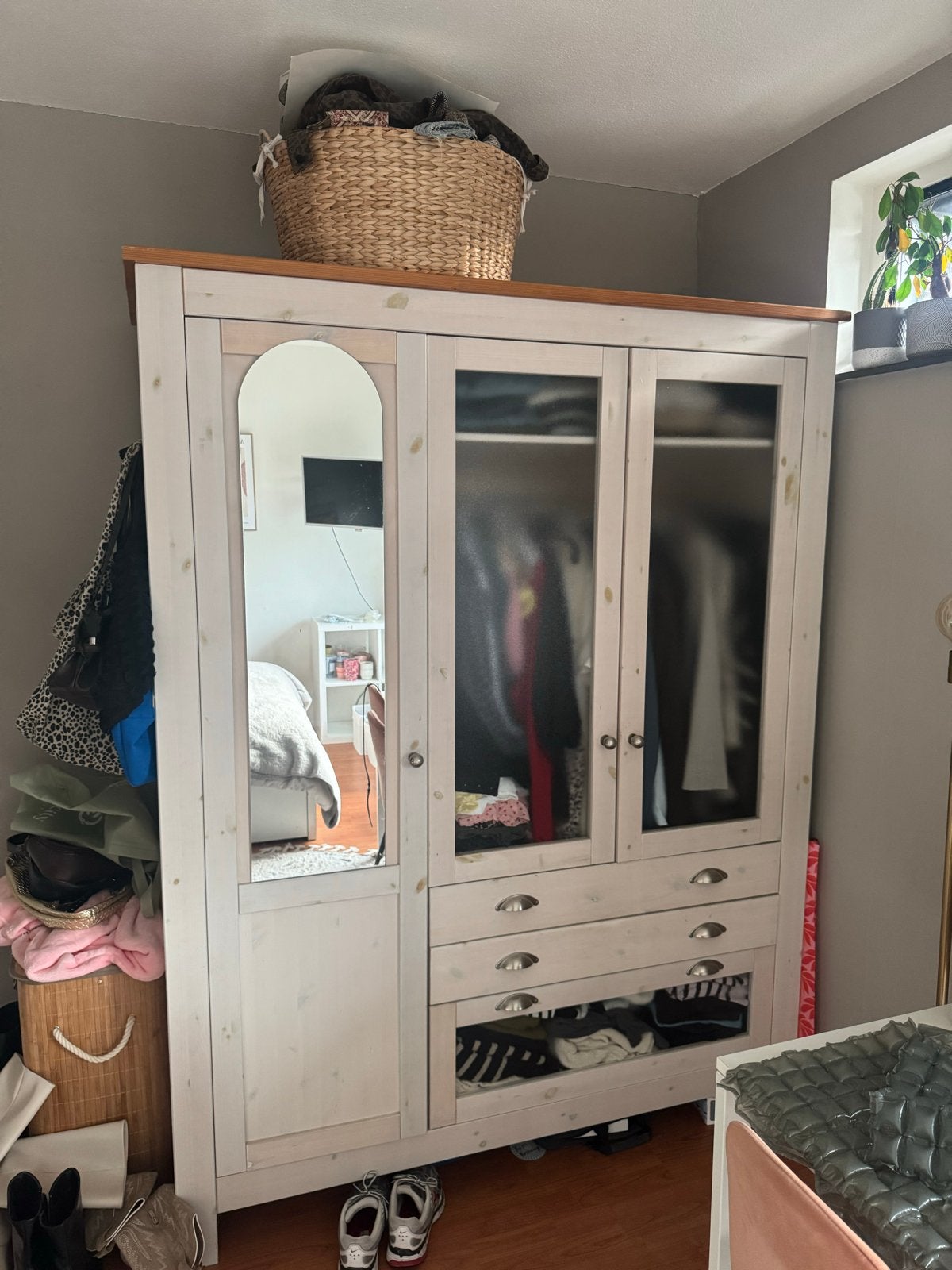 Gratis IKEA Kast HxBxD: 200x150x59 cm met spiegel en lades