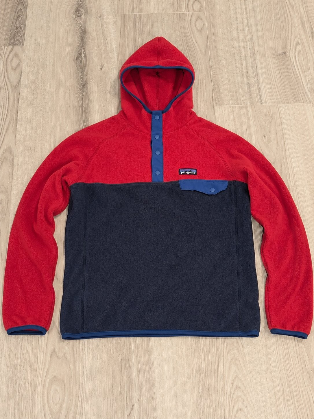 Patagonia Synchilla Fleece Hoodie Rood/Donkerblauw Maat M, Patagonia Europe Coöperatief U.A., Verzenden, Directsales.europe@patagonia.com
