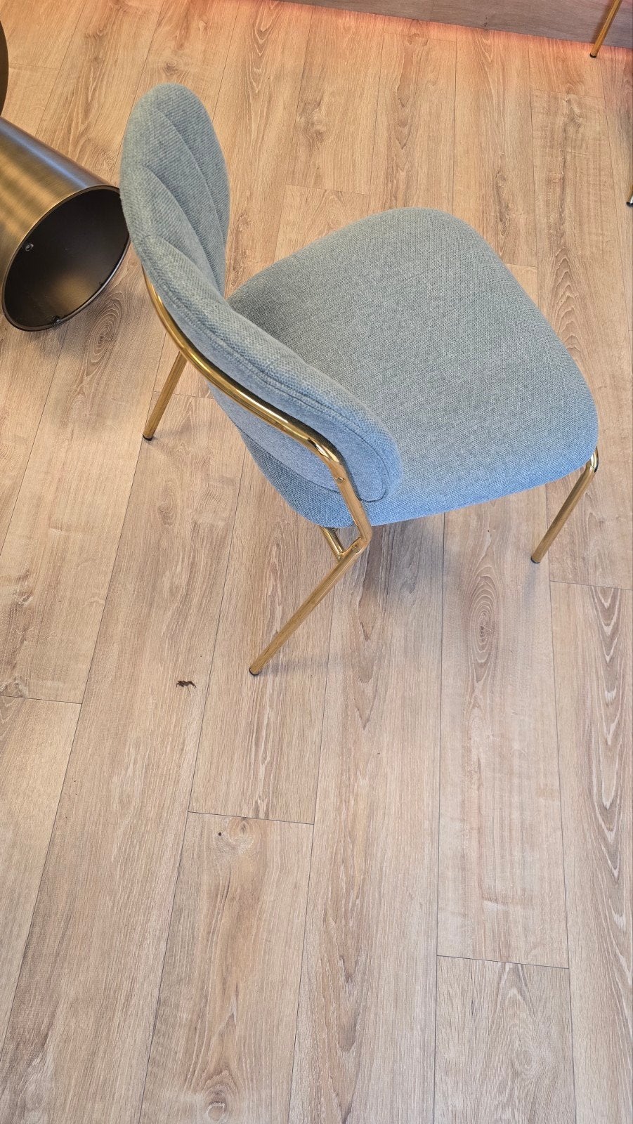 Moderne stoel met gouden poten en stoffen bekleding, Overige kleuren, Ophalen of Verzenden, Zo goed als nieuw, Metaal