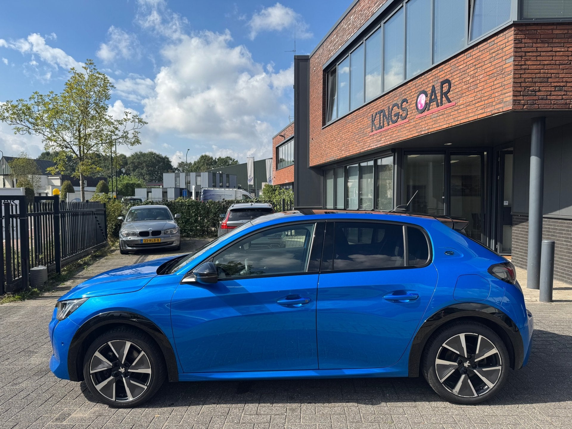 Peugeot E-208 EV GT Pack 50 kWh PANO LED CAMERA CRUISE NIEUW, Dealer onderhouden, 136 pk, Gebruikt, Blauw