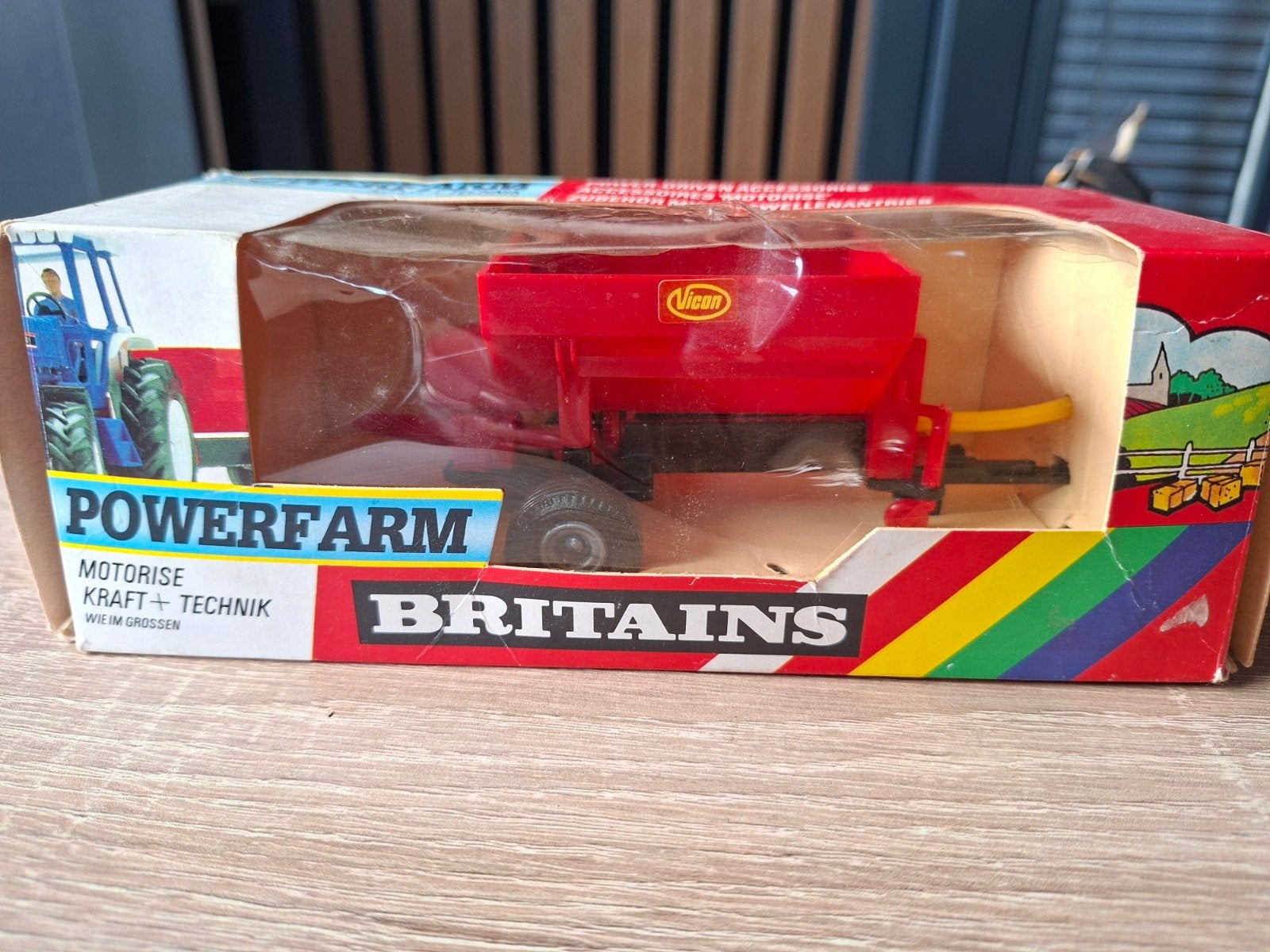 Britains Vicon Kunstmeststrooier - Powerfarm, Hobby en Vrije tijd, Modelauto's | 1:32, Ophalen of Verzenden, Zo goed als nieuw