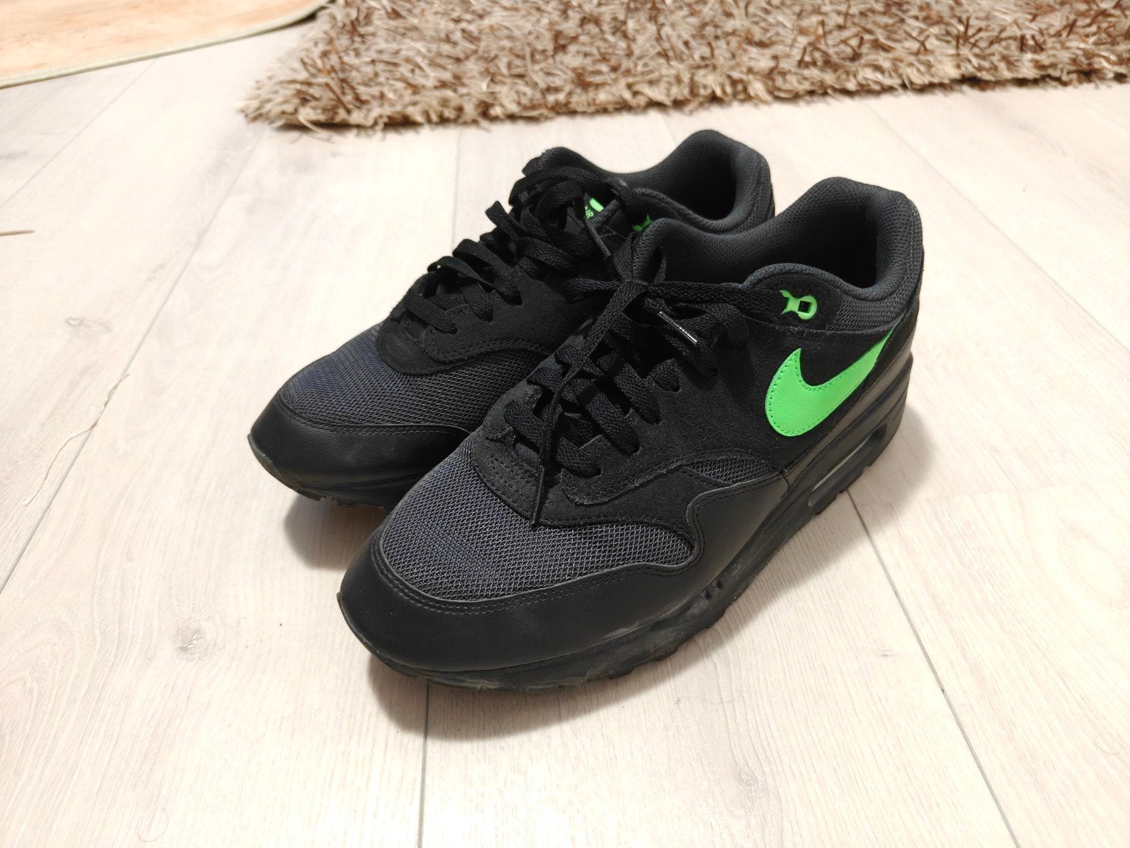 Nike Air Max 1 Essential Black Green Strike Maat 44,5, Zwart, Nike, Ophalen of Verzenden, Sneakers of Gympen