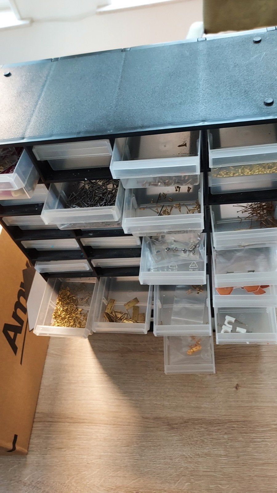 spijkerbak met verschillende spijkertjes en schroefjes, Ophalen of Verzenden, Poppenhuis