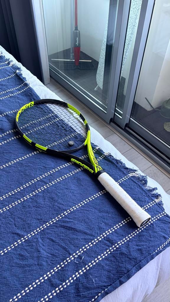 Babolat Pure Aero 285g grip 2 nieuwe snaren, Sport en Fitness, Tennis, L2, Ophalen of Verzenden, Zo goed als nieuw, Racket