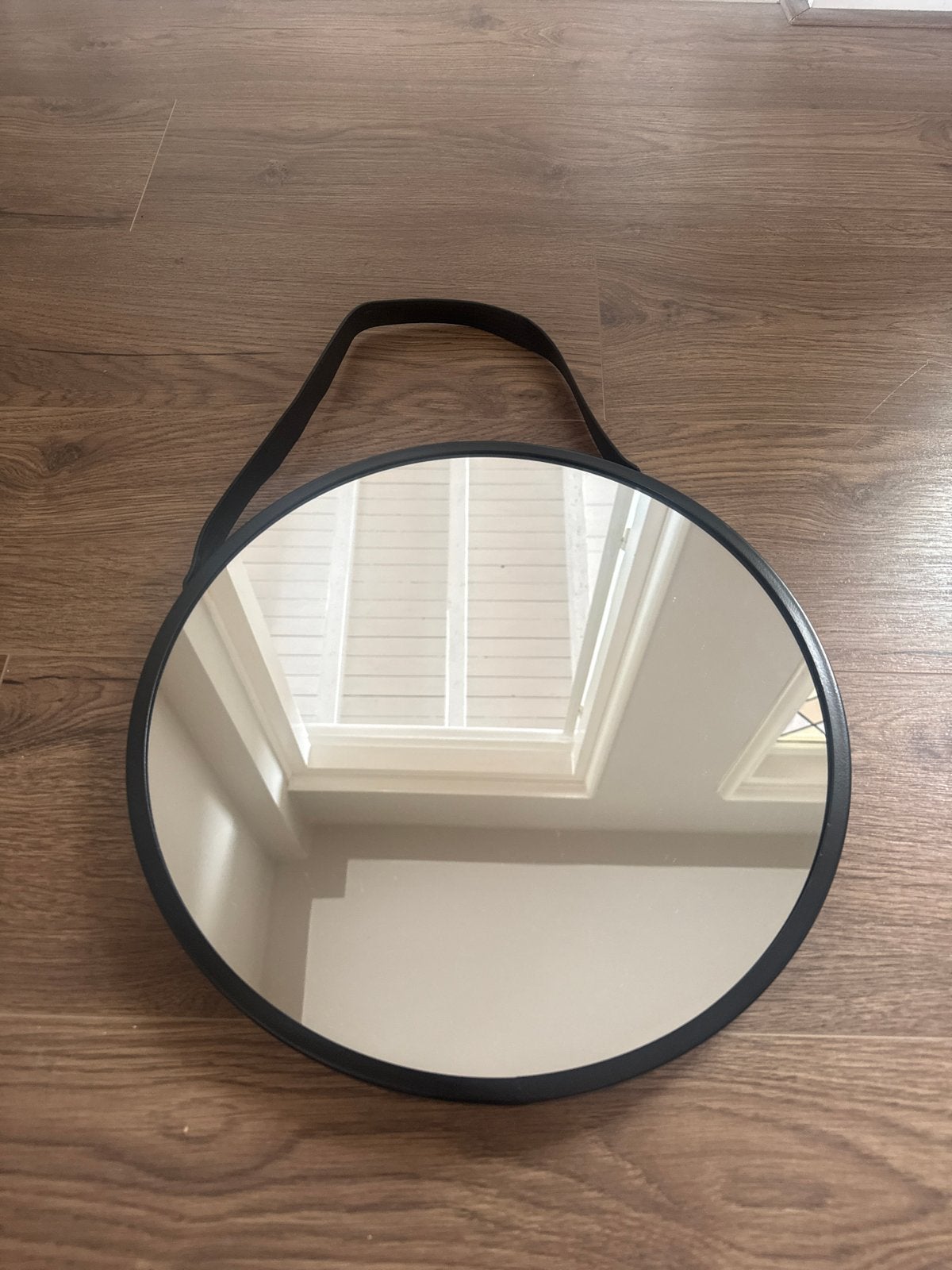 Ronde spiegel met zwarte rand en leren ophanglus, Huis en Inrichting, Ophalen, Minder dan 50 cm, Rond, Zo goed als nieuw