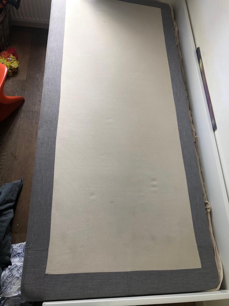 Eenpersoons boxspring met grijze stoffen bekleding, Ophalen, Gebruikt, 90 cm, Eenpersoons