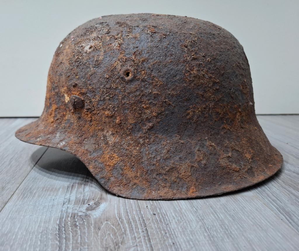 Duitse helm M42 Bodemvondst met binnenwerk, Verzamelen, Militaria | Tweede Wereldoorlog, Ophalen of Verzenden, Duitsland, Helm of Baret