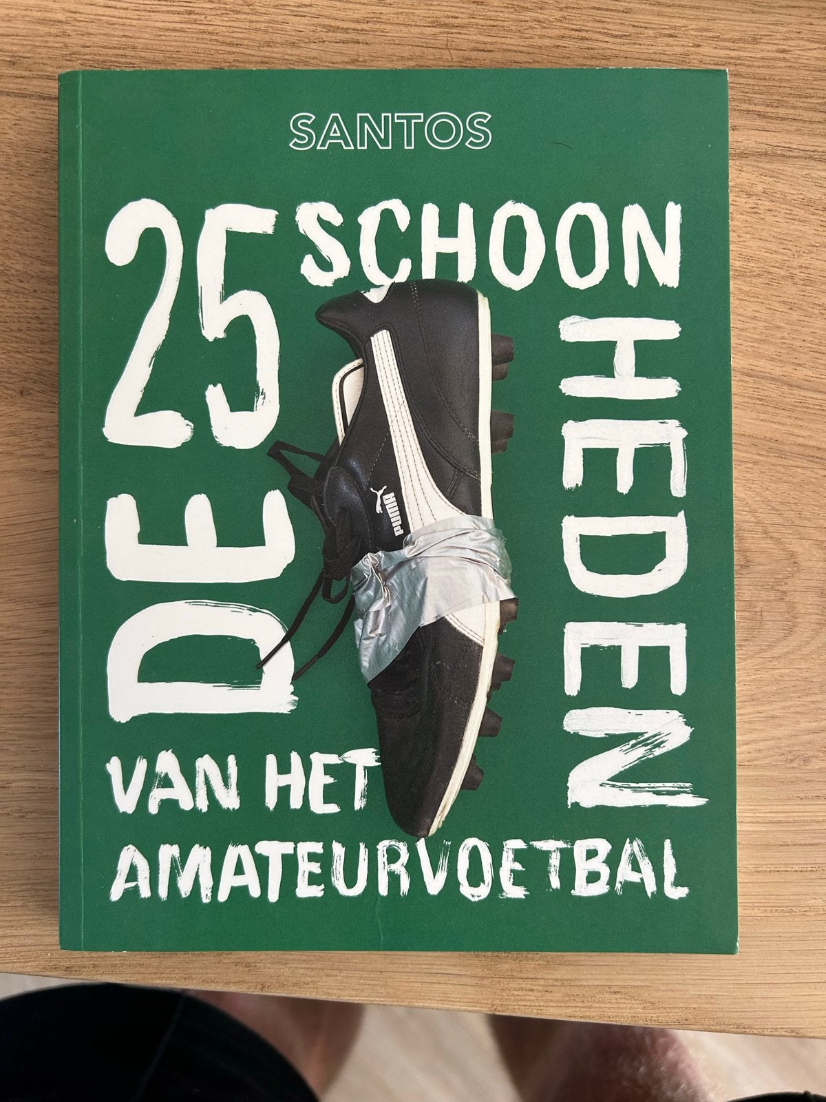 De 25 schoonheden van het amateurvoetbal - Santos, Boeken, Ophalen of Verzenden, Zo goed als nieuw, Balsport