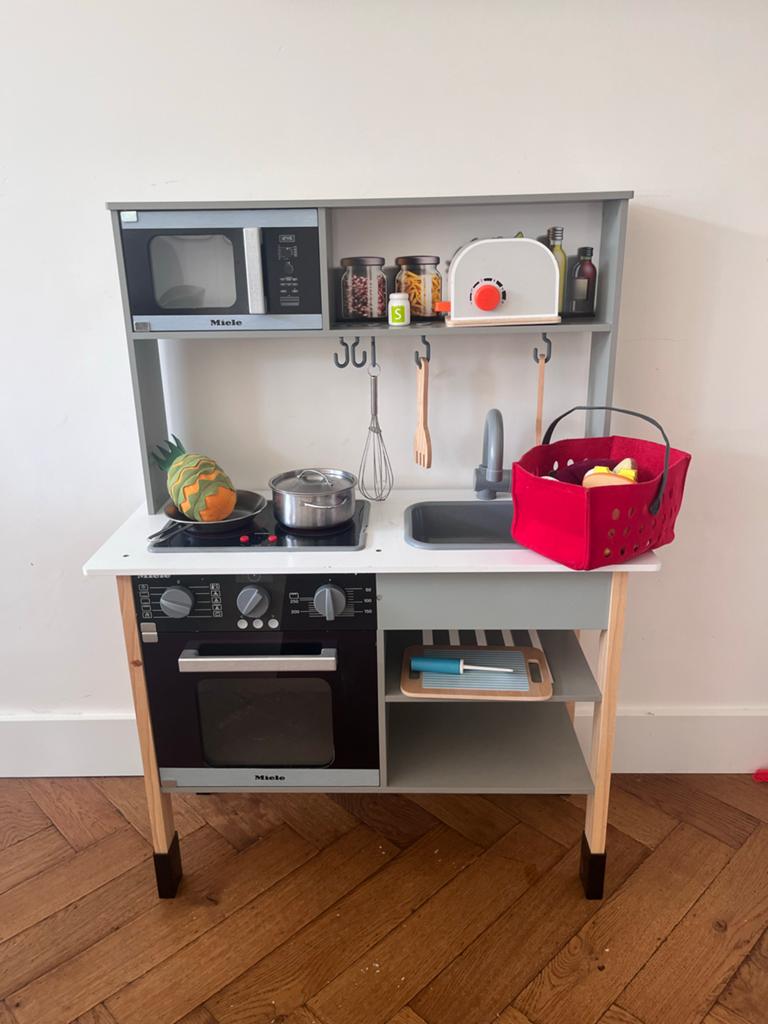 Speelkeukentje Miele met accessoires, Ophalen, Gebruikt