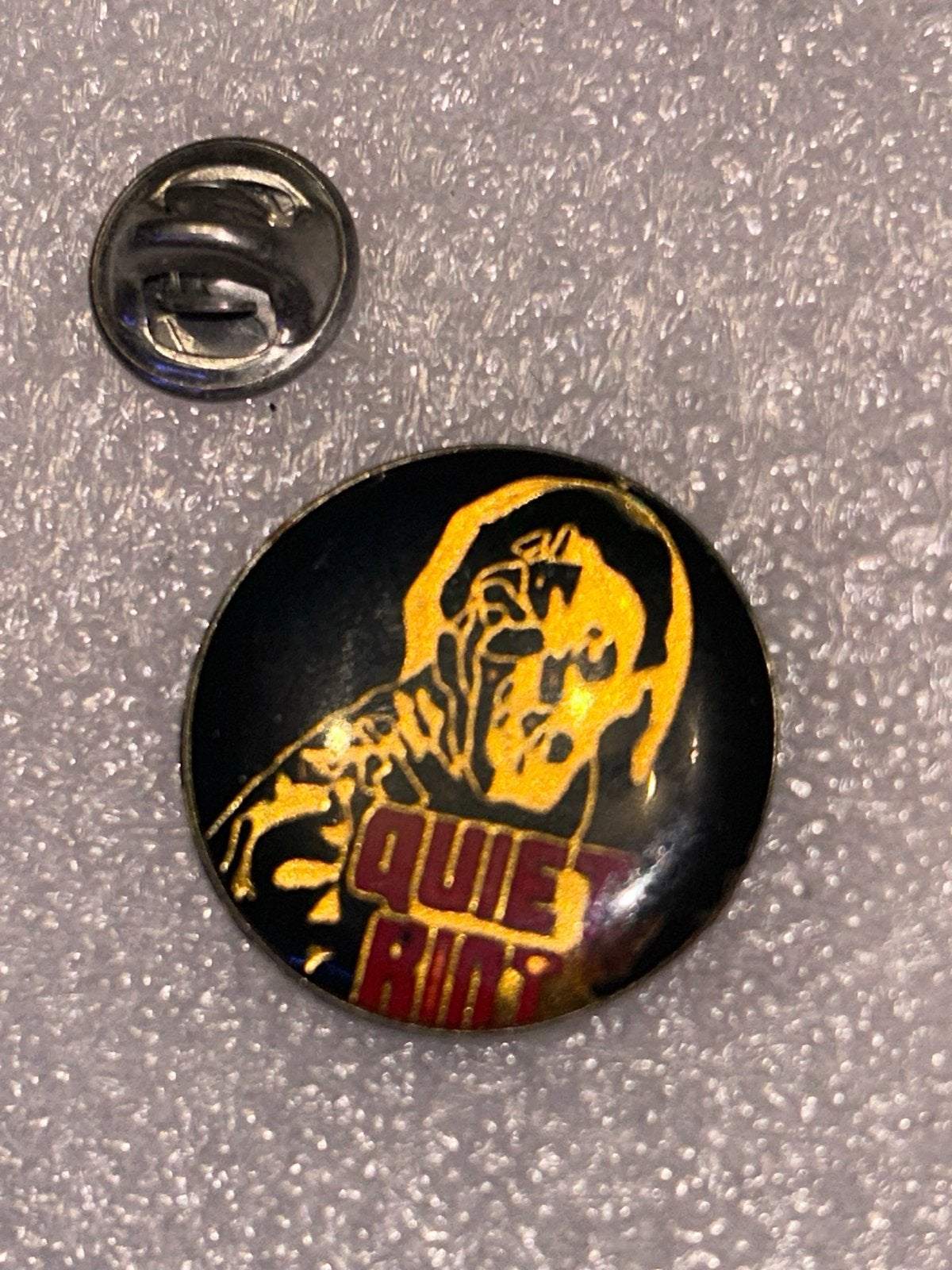 Quiet Riot Pin/Speldje - Vintage Rock Band Merchandise, Ophalen of Verzenden, Gebruikt, Overige onderwerpen, Speldje of Pin