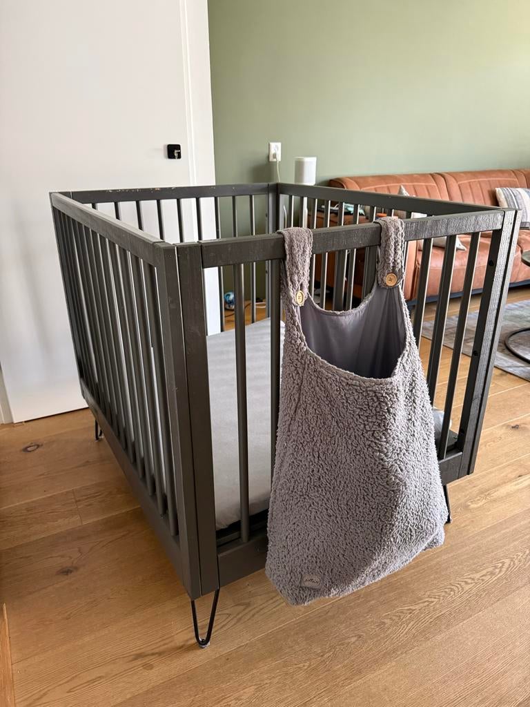 Box - Coming kids Zavi. Donkergrijs met verstelbare bodem, Kinderen en Baby's, Boxen, Ophalen, Gebruikt, Rechthoekig, In hoogte verstelbaar