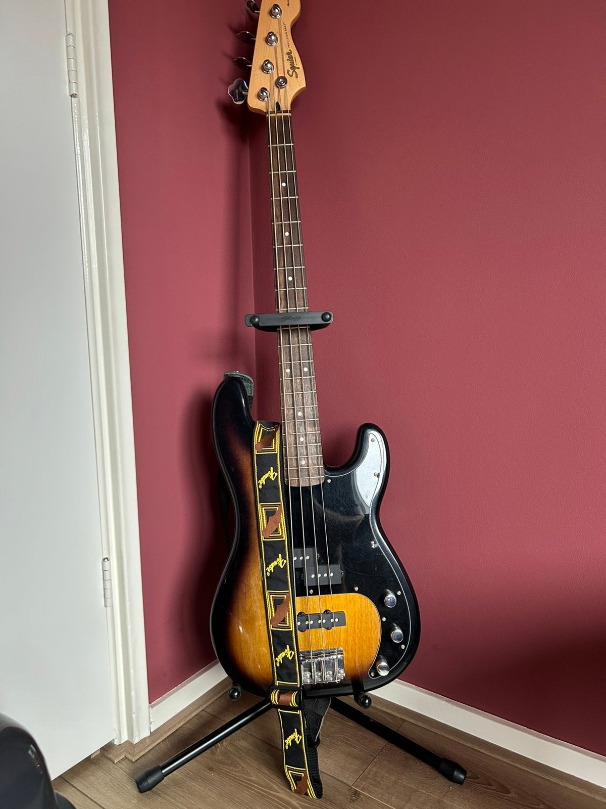 Squier Bassgitaar met versterker, Muziek en Instrumenten, Ophalen, Zo goed als nieuw, Elektrisch