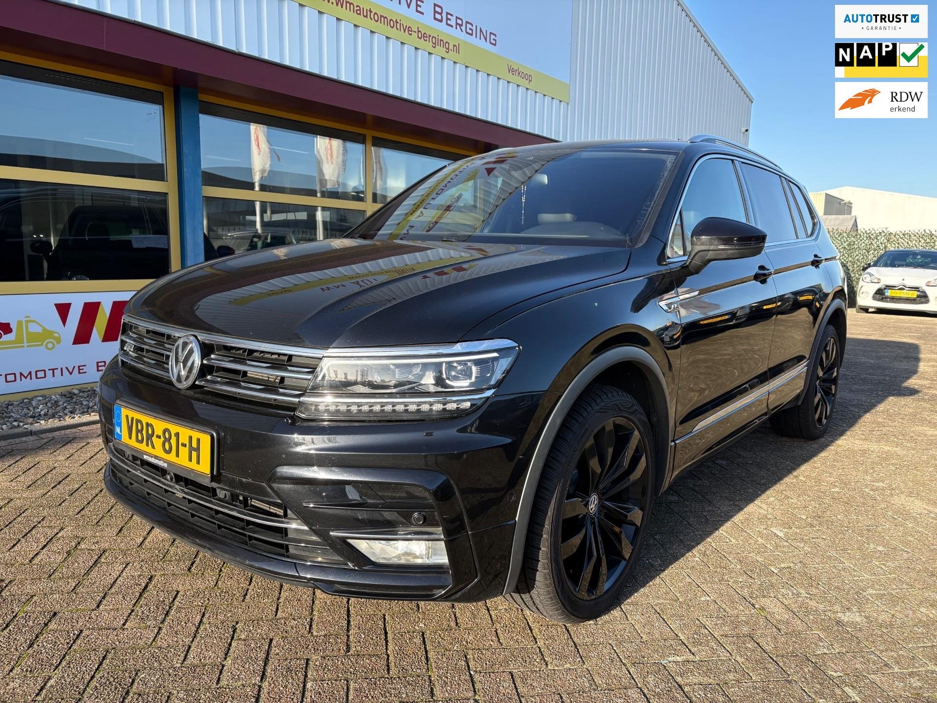 Volkswagen TIGUAN 2.0 TDI R-LINE DSG 240 PK LEDER CAMERA, Auto's, Automaat, Gebruikt, 4 cilinders, Zwart