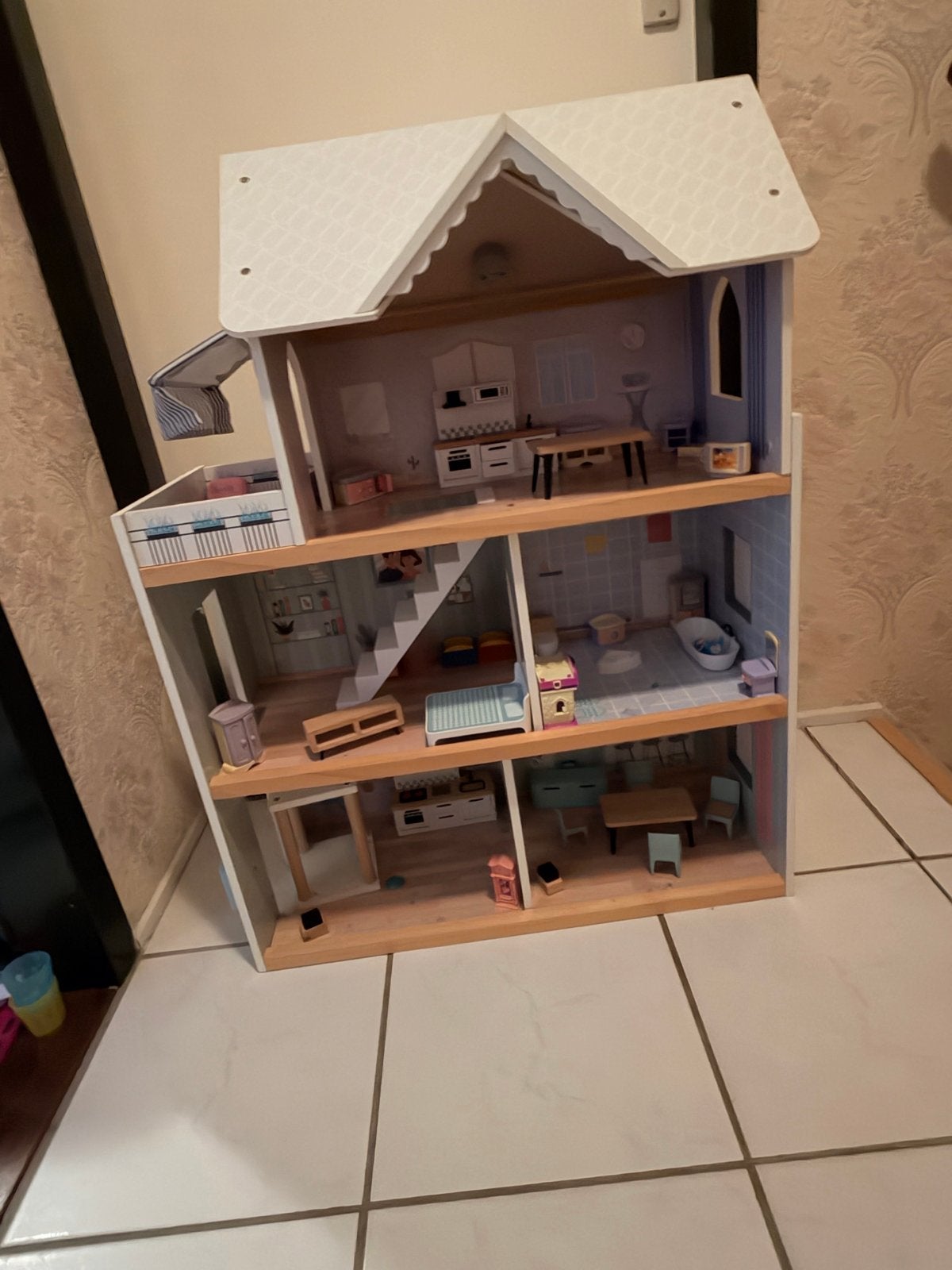 Groot houten poppenhuis met 3 verdiepingen en meubels, Ophalen, Gebruikt, Poppenhuis