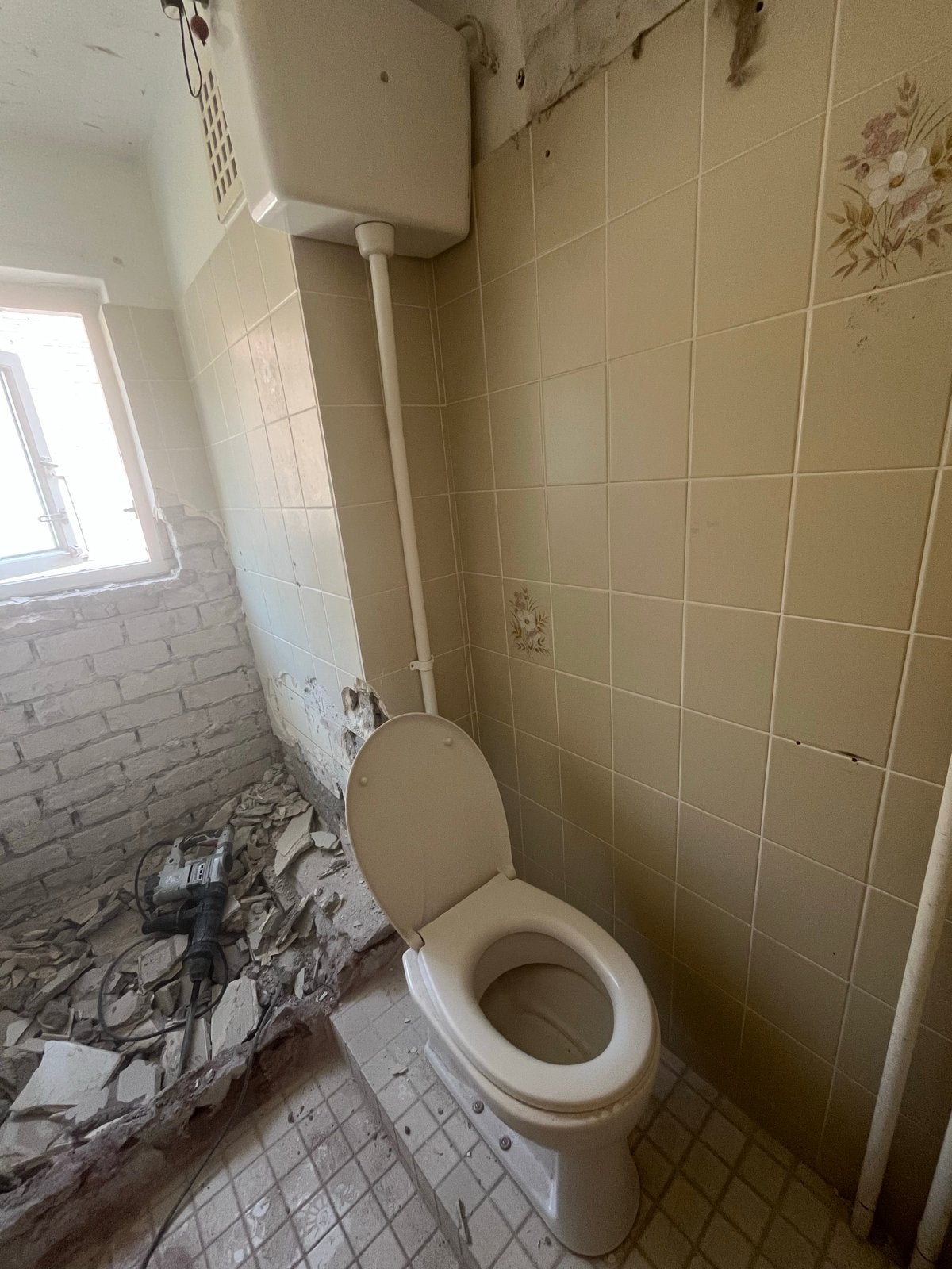 Oude wc met stortbak, Ophalen, Gebruikt, Toilet