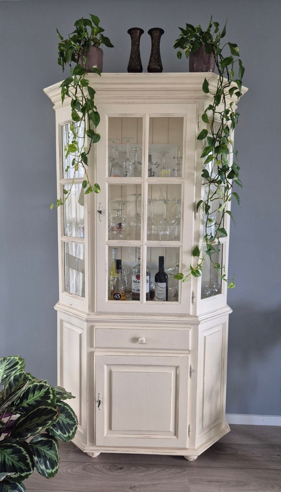 Elegante Vitrinekast - Crème wit / off white, Ophalen, Gebruikt, Met lade(s), Overige houtsoorten
