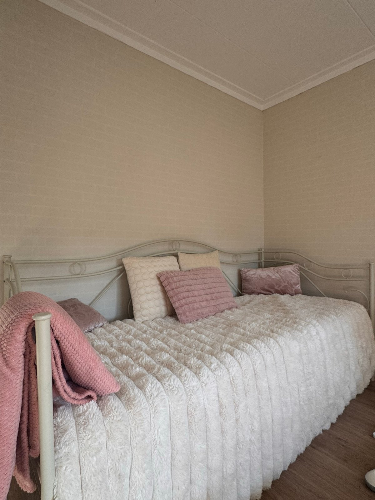 Wit metalen bedframe met sierlijke details, Ophalen, Gebruikt, 90 cm, Eenpersoons