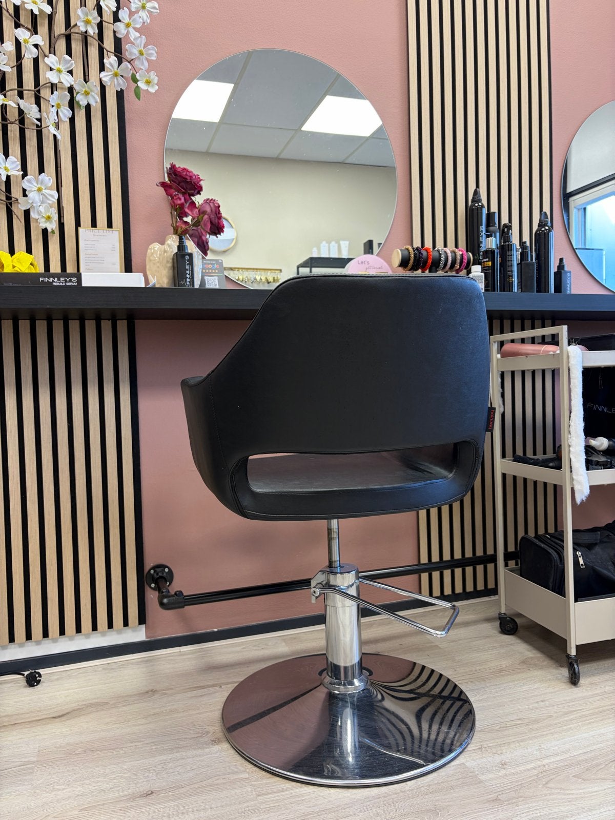 Wasunit stoelen en spiegels, Ophalen