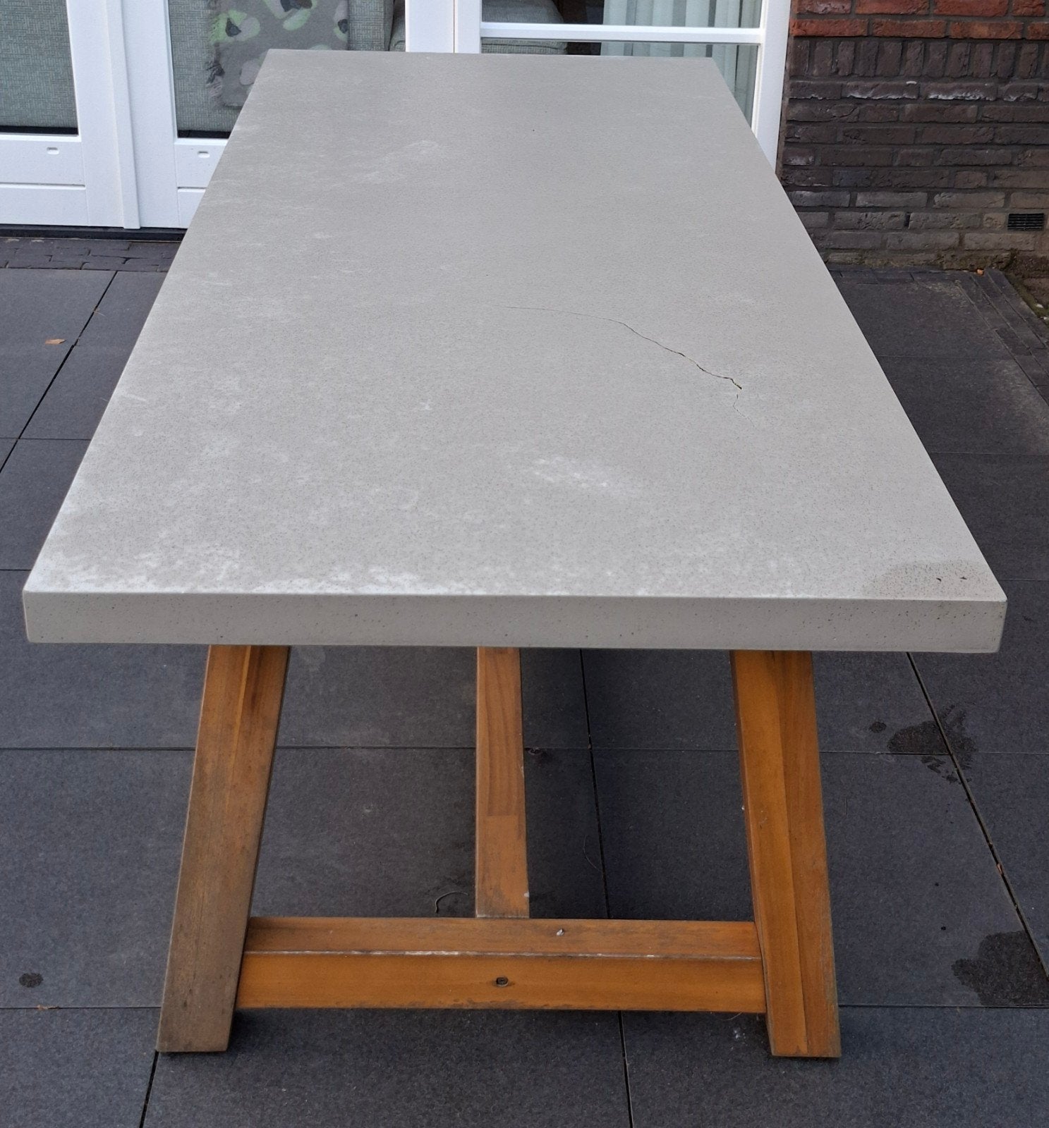 Betonnen tuintafel met houten onderstel, Tuin en Terras, Tuintafels, Ophalen, Gebruikt, Rechthoekig, Overige materialen
