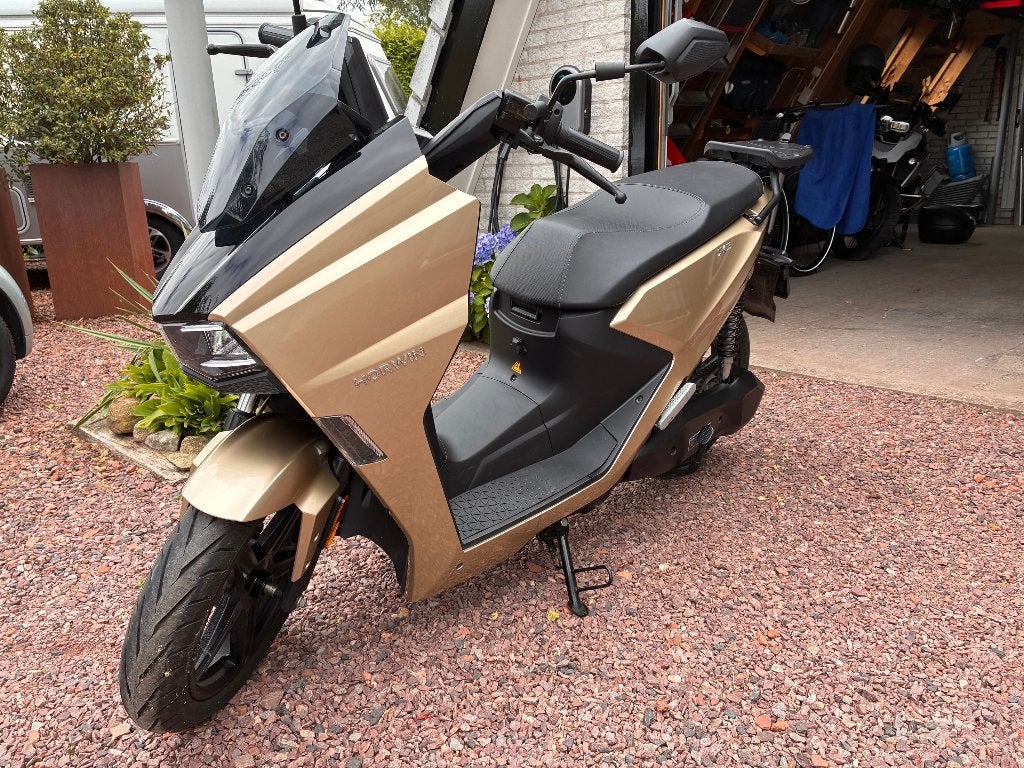 Mooie HORWIN elektrische Motorscooter met 2400 Km. jaar2023, Ophalen, Zo goed als nieuw