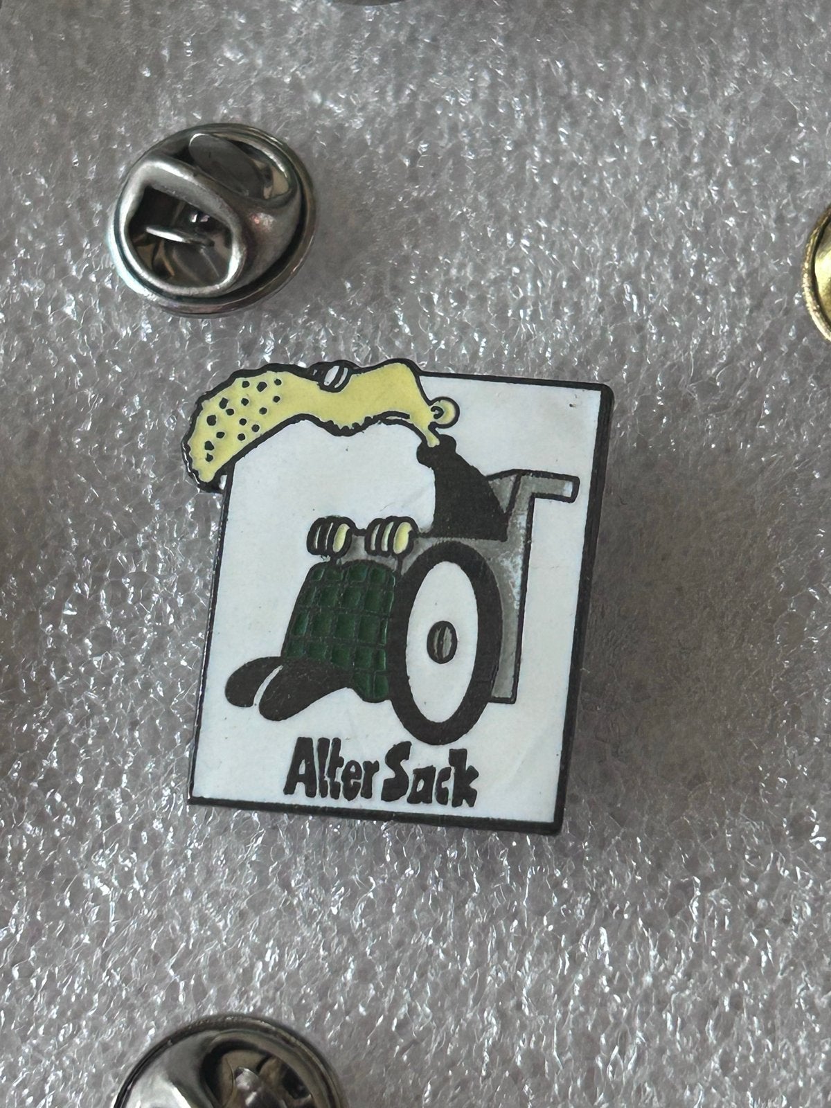 Vintage  "Alter Sack" - Humoristische pin, Verzamelen, Ophalen of Verzenden, Gebruikt, Overige onderwerpen, Speldje of Pin