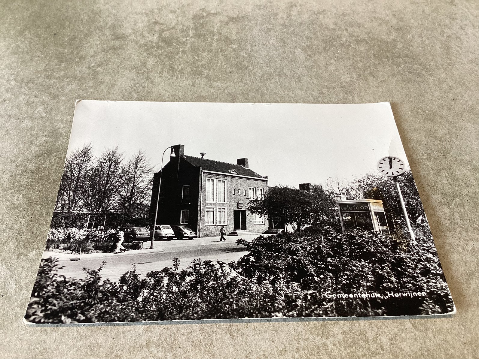 Herwijnen.       Gemeentehuis met telefooncel, Ophalen of Verzenden