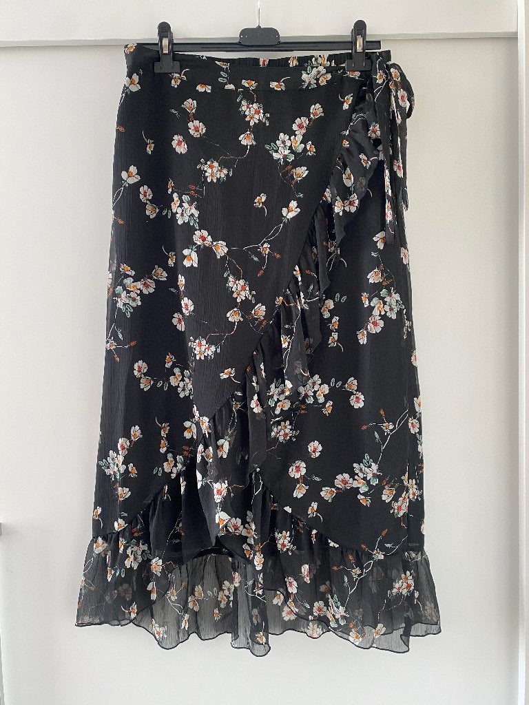 Vero moda ruffle midi flower rok skirt mt M, Kleding | Dames, Rokken, Maat 38/40 (M), Vero Moda, Zwart, Ophalen of Verzenden