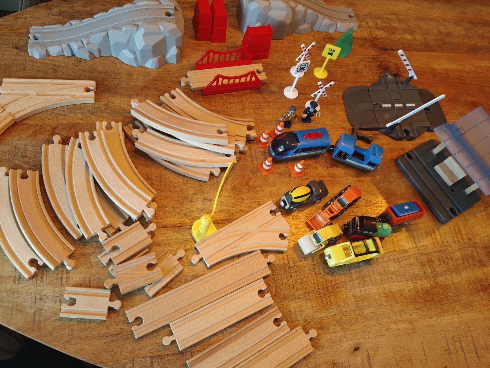 Grote set houten treinbaan met accessoires en voertuigen, Ophalen, Gebruikt