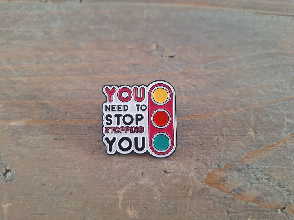 1 stoplicht pin met de tekst You need to stop ... te koop, Verzamelen, Ophalen of Verzenden, Nieuw, Overige onderwerpen, Speldje of Pin