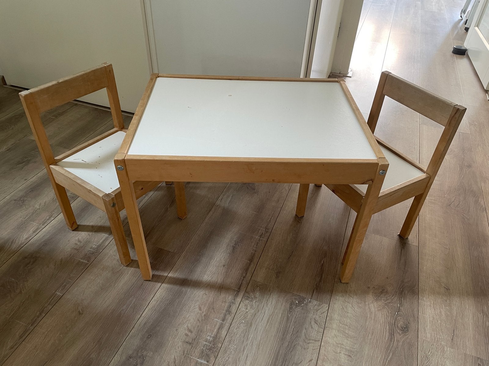Houten kinder speeltafel met 2 stoeltjes, Ophalen, Gebruikt, Tafel(s) en Stoel(en)