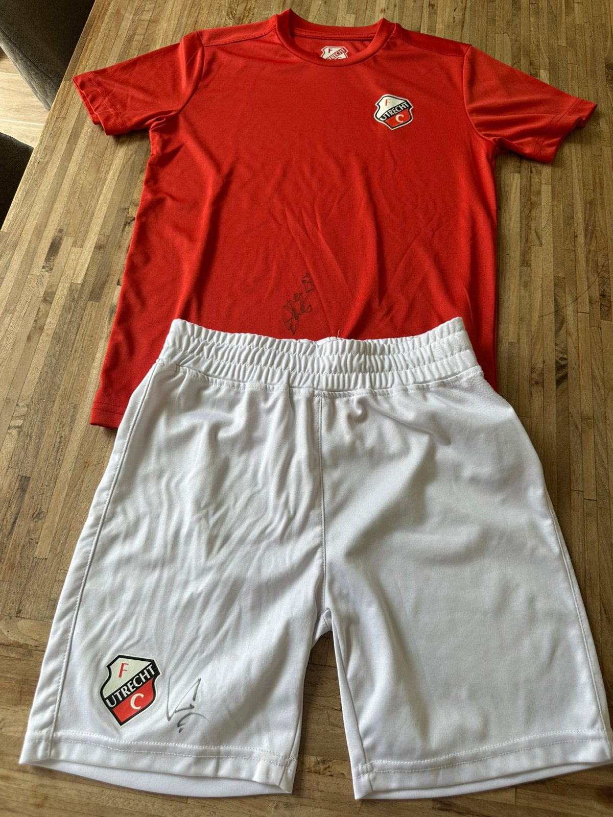 FC Utrecht tenue maat 158 - gesigneerd, Maat XS of kleiner, Ophalen of Verzenden, Zo goed als nieuw, Shirt