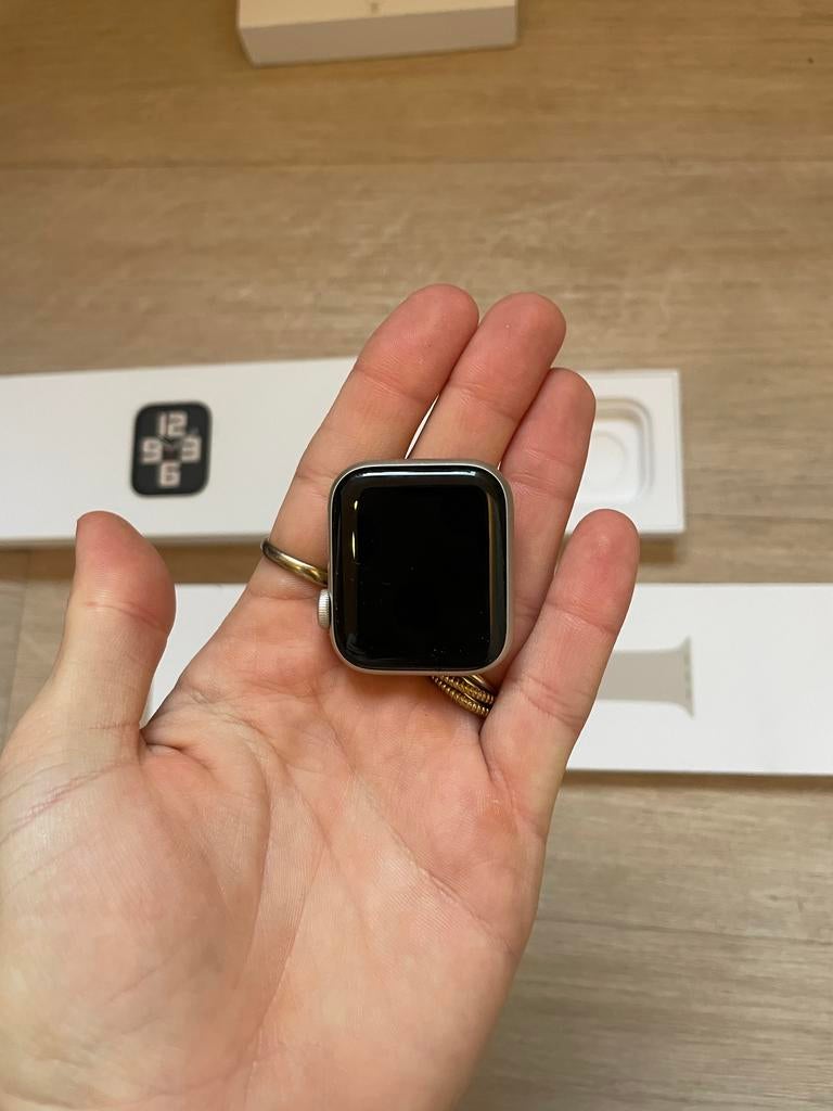 Apple Watch SE 40mm Starlight + charging dock, Gebruikt, Verzenden, Hartslag, Wit