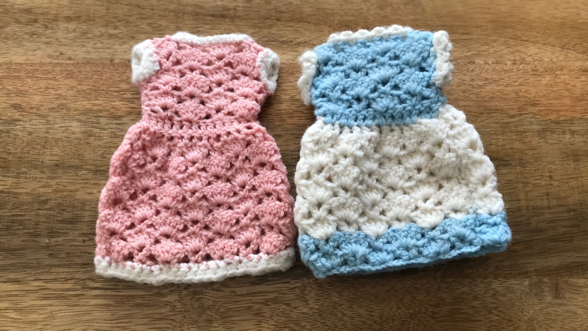 Barbie 2gehaakte rosé en blauw jurkjes samen €5,00 ex verz, Ophalen of Verzenden, Zo goed als nieuw, Kleertjes