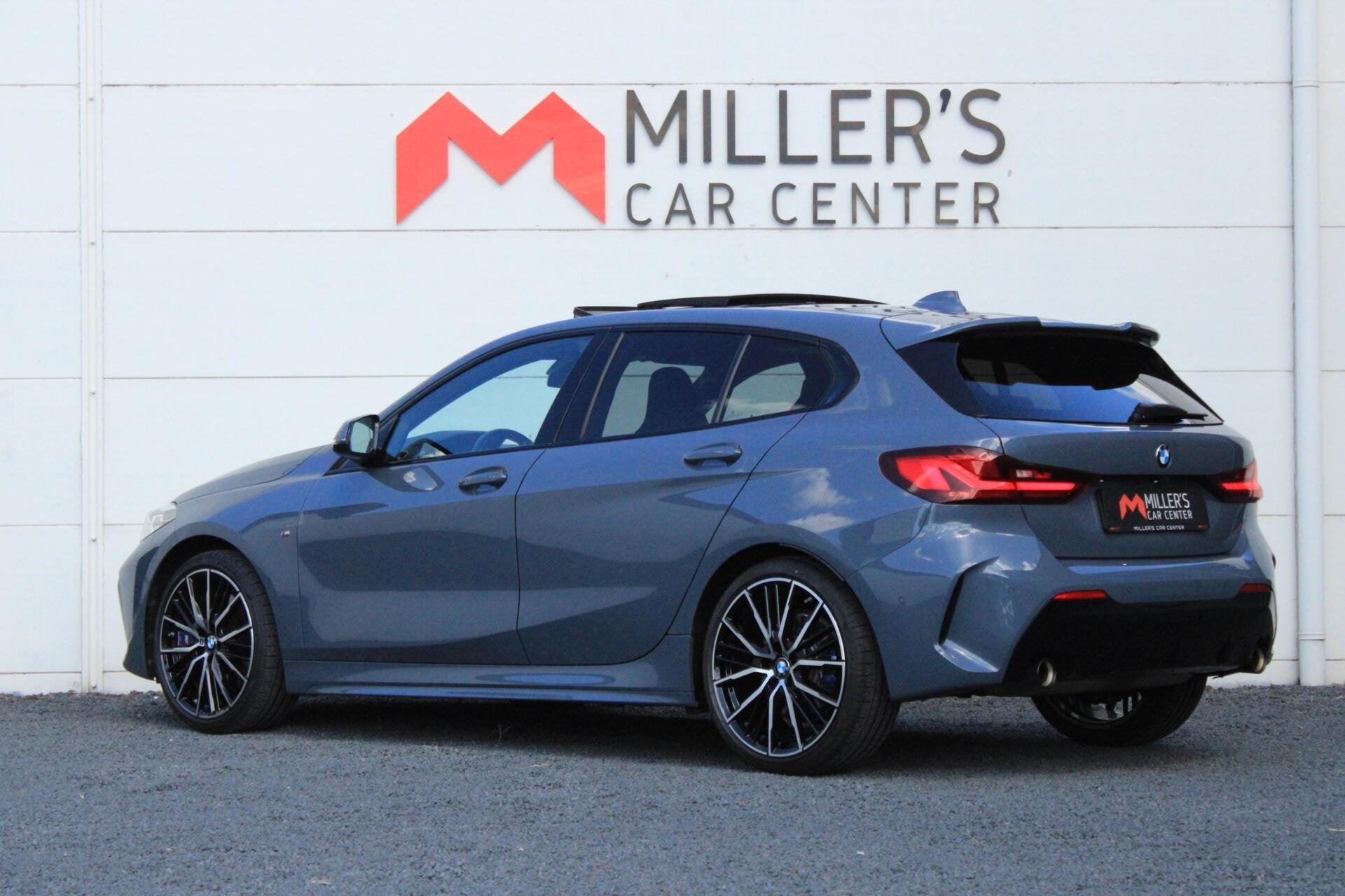 BMW 1-serie 120i M Sport Pano Cam Kuipstoelen Sfeerverlichti, Auto's, Gebruikt, 4 cilinders, Met garantie (alle), Alcantara