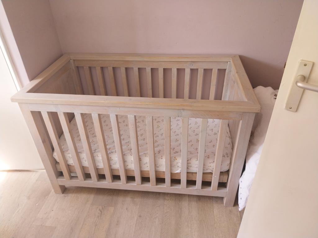 Steigerhouten ledikant en commode, Kinderen en Baby's, Kinderkamer | Complete kinderkamers, Gebruikt, Jongetje of Meisje, Ophalen of Verzenden