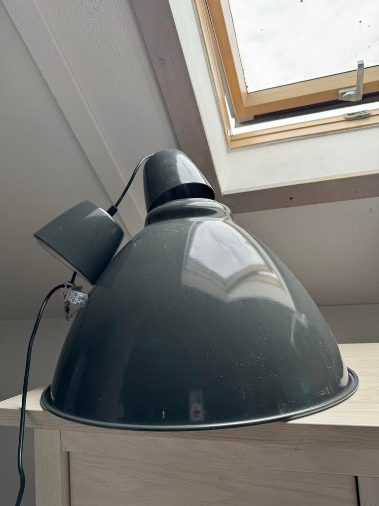 Grote industriële hanglamp van Ikea - Donkergrijs, Huis en Inrichting, Lampen | Hanglampen, Ophalen, Zo goed als nieuw, Metaal