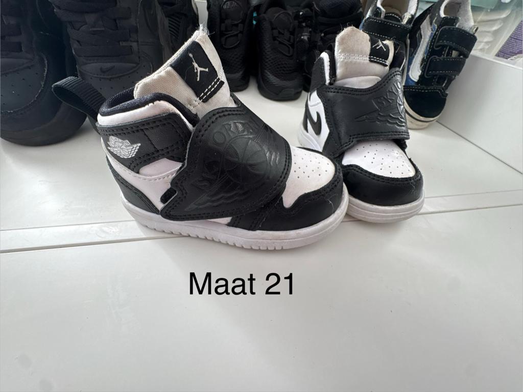 1x Nike Jordan zwart/wit babyschoenen maat 21, Ophalen, Gebruikt, Jongen of Meisje, Sportschoenen