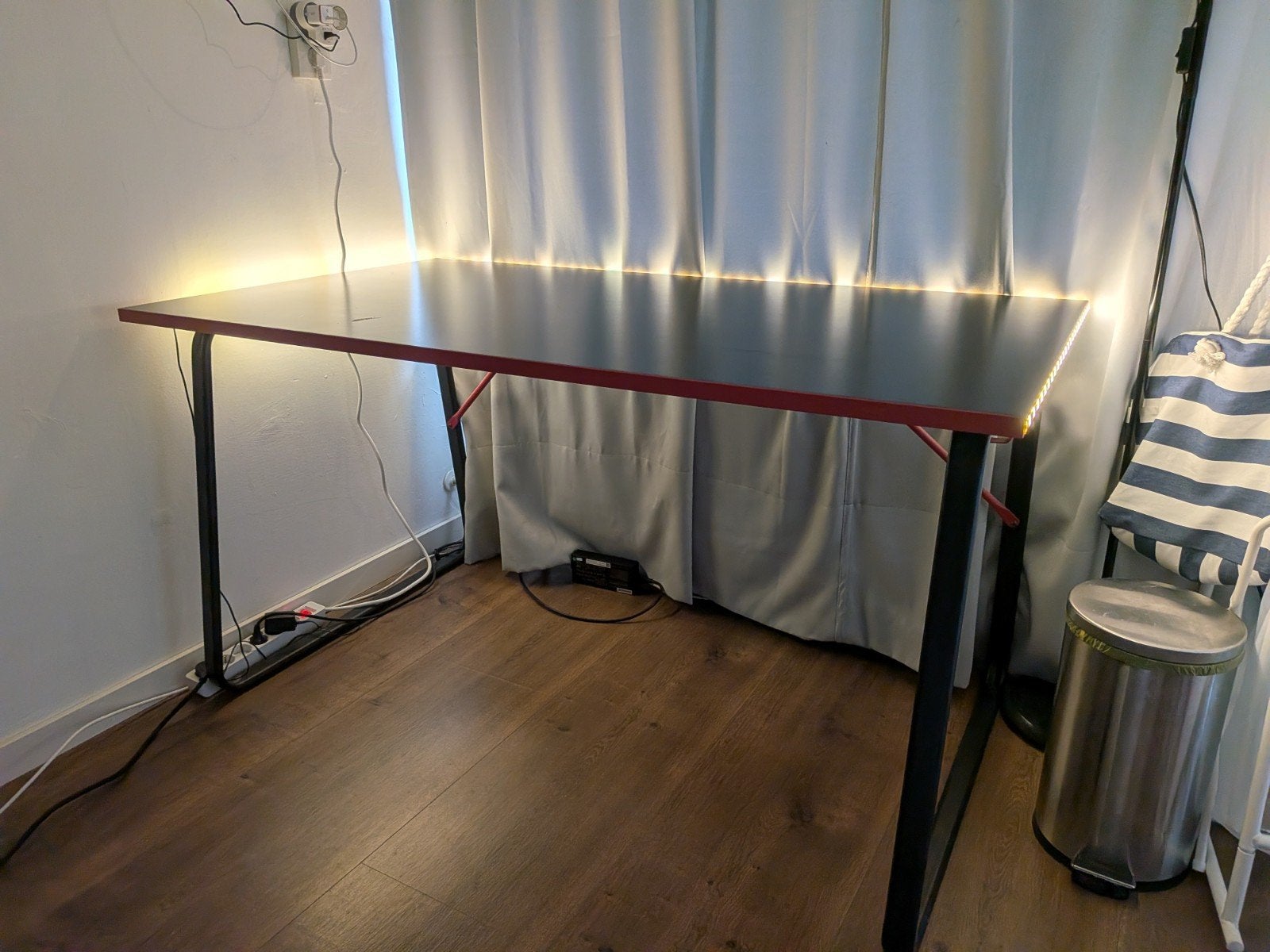 Gaming bureau zwart, 140x80 cm - HUVUDSPELARE, Huis en Inrichting, Bureaus, Ophalen, Zwart, Gebruikt, Metaal