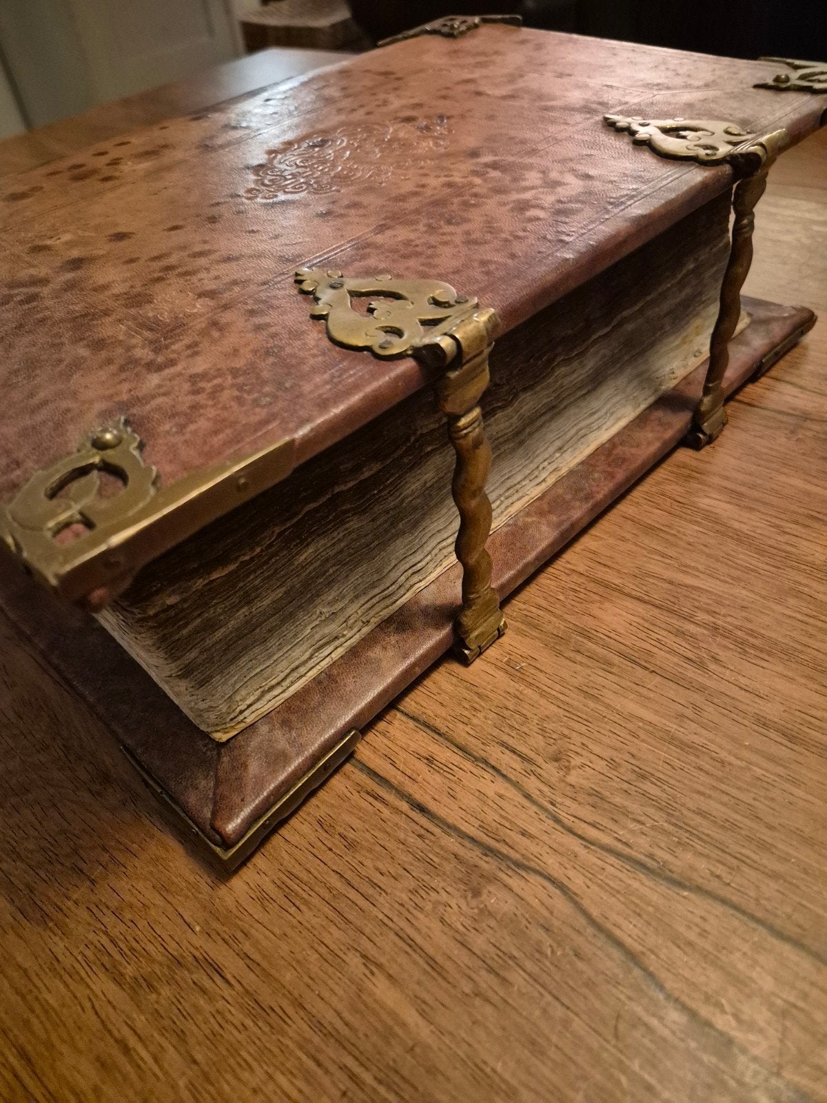 Antieke Statenbijbel met koperen beslag, Antiek en Kunst, Ophalen of Verzenden, Statenvertaling