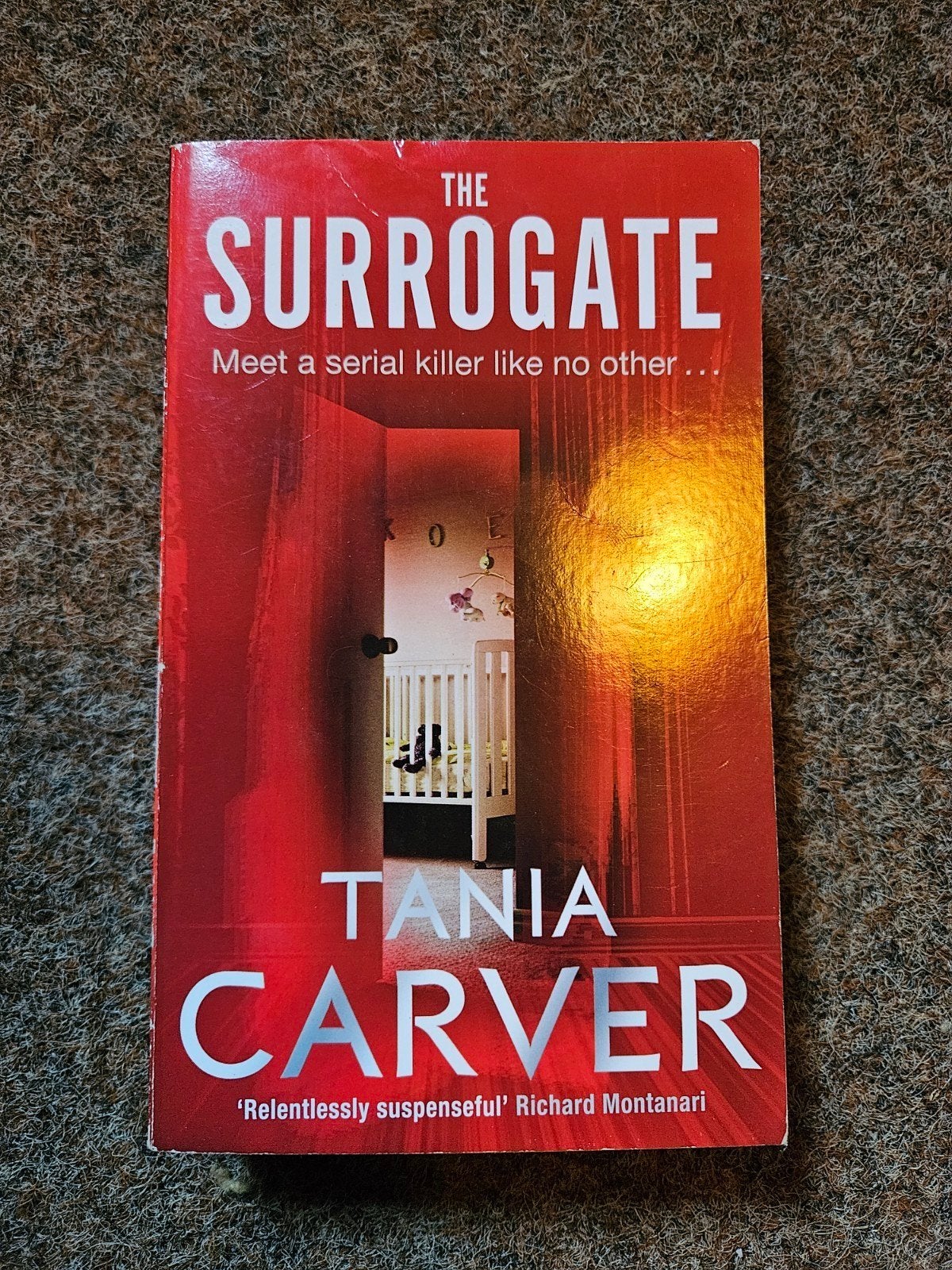 The Surrogate - Tania Carver (Engels Thriller Boek), Boeken, Ophalen of Verzenden, Gelezen, Tania Carver, Europa overig