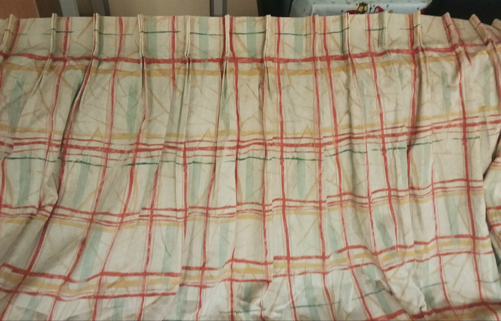 1 Geel met rood gordijn van 244 cm hoog en 255 cm breed, Huis en Inrichting, Overige materialen, Met haken, 244 cm, Ophalen of Verzenden