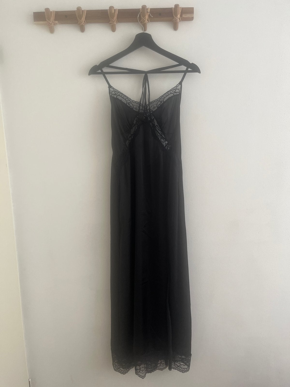 Zwarte lange slipdress met kant en split - Hunkemöller Sylvi, Ophalen of Verzenden, Zwart, Nachtkleding