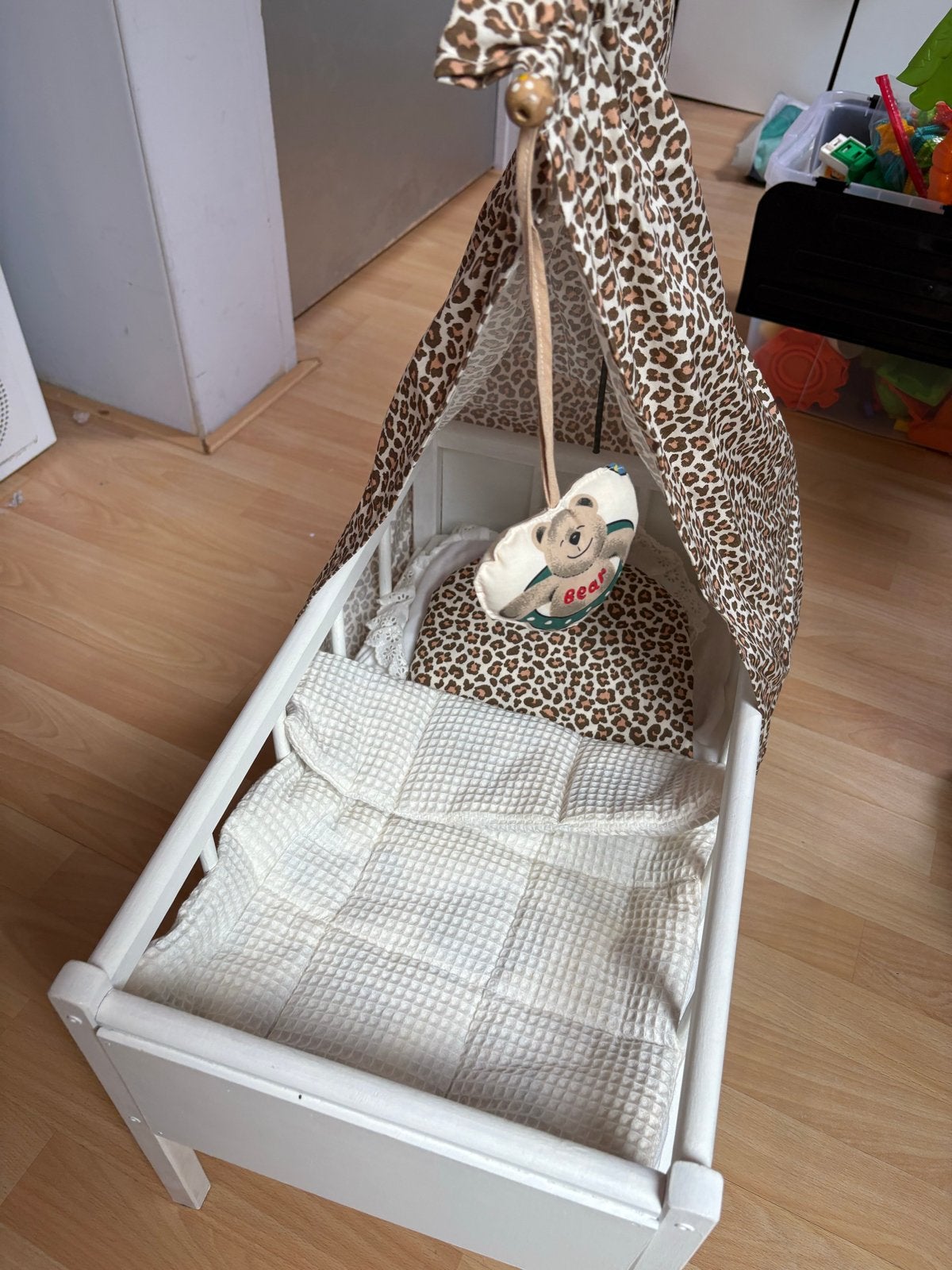 Antiek zelfgemaakt poppenbedje met complete set beddengoed, Kinderen en Baby's, Speelgoed | Poppen, Ophalen, Gebruikt, Overige typen