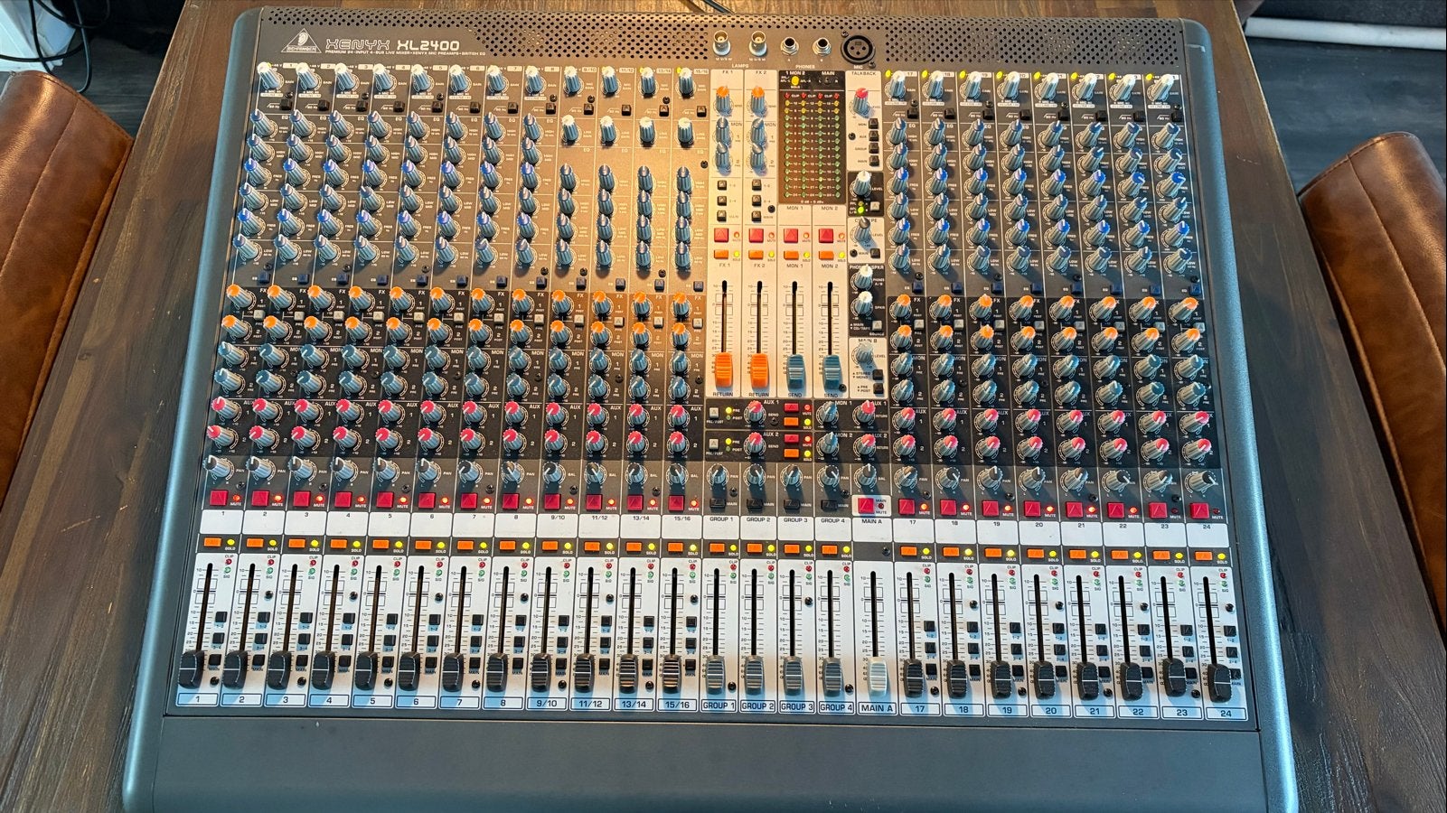 Behringer 24 kanaals XL2400 Premium 24-Input Live Mixer, Ophalen, Gebruikt, 20 kanalen of meer, Microfooningang