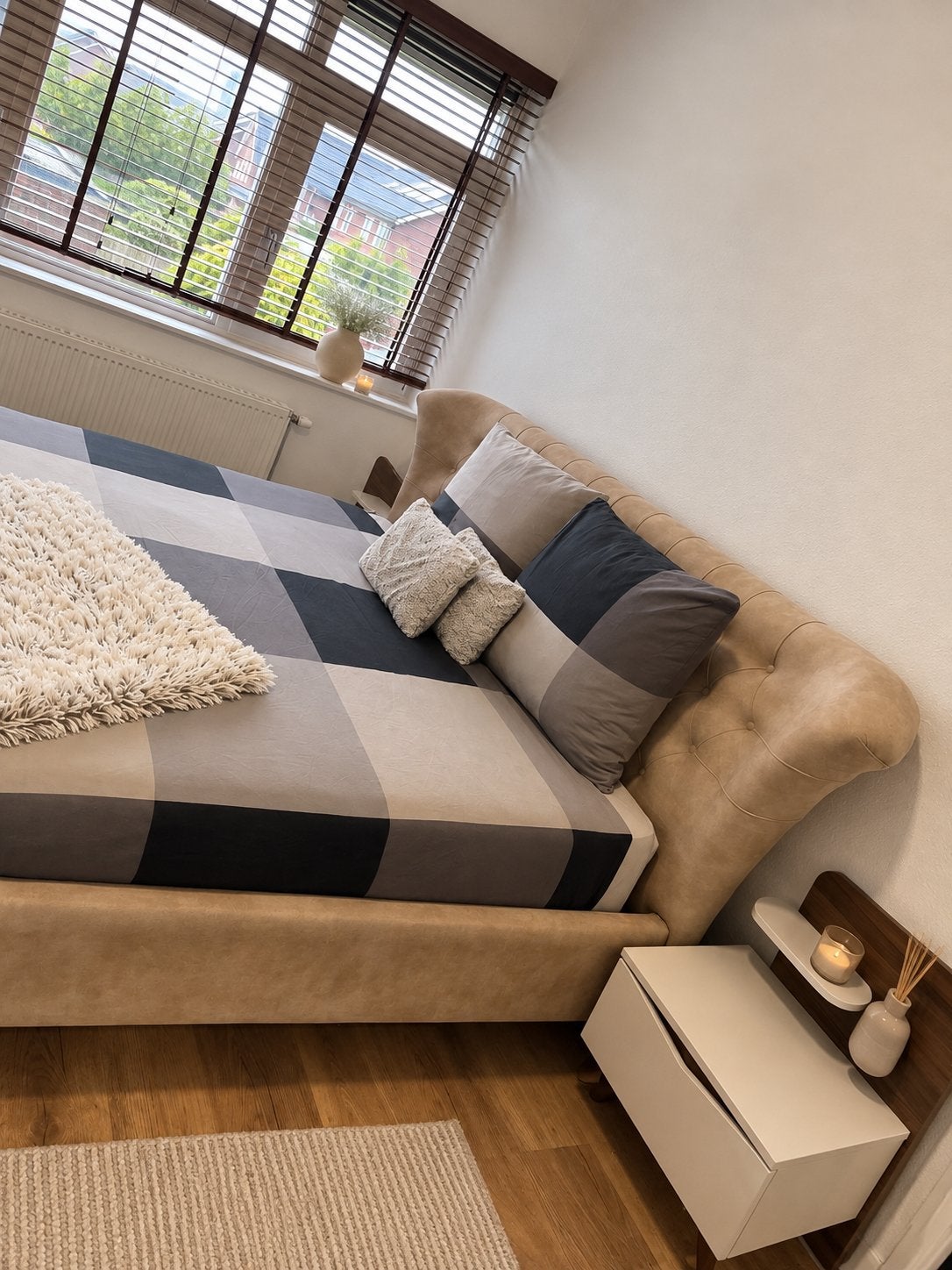 Tweepersoonsbed met 2 nachtkastje + spiegel, Beige, Tweepersoons, Ophalen of Verzenden, Zo goed als nieuw
