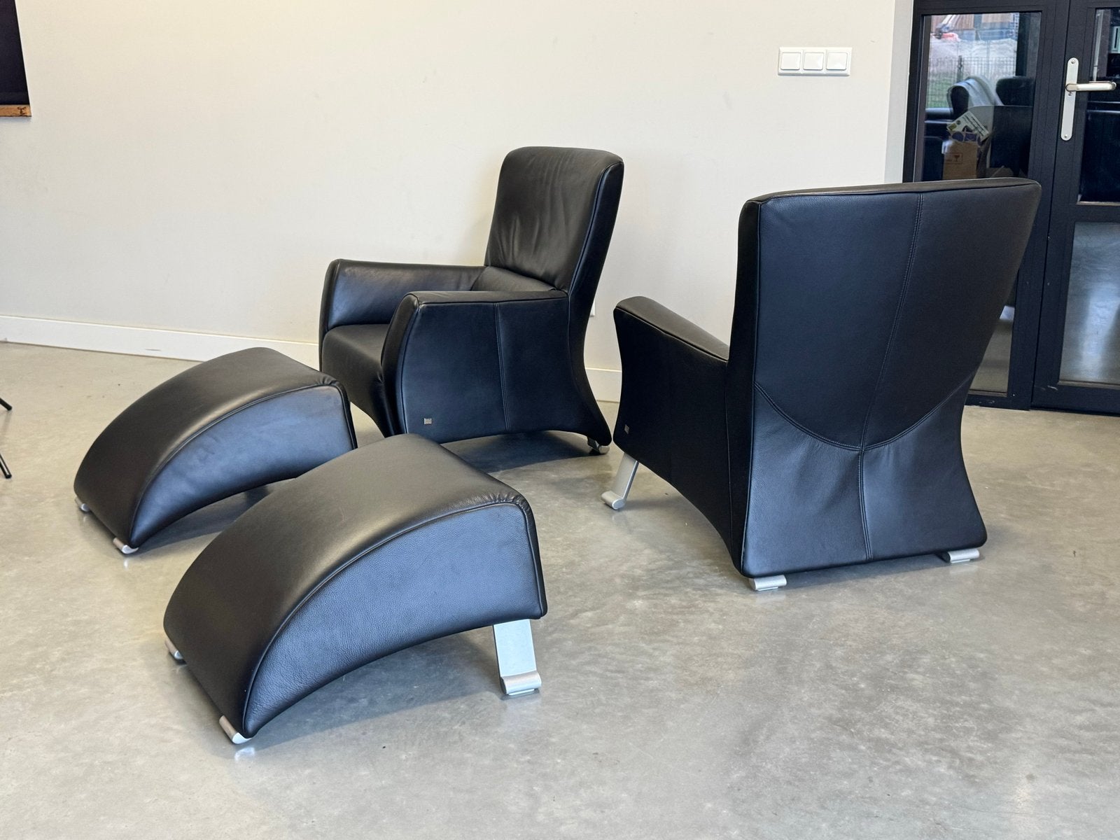 2 Rolf Benz 322 design fauteuils + hockers (Zwart leer)